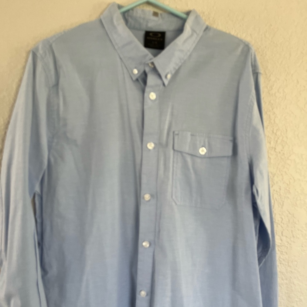 Oakley long sleeve regular fit dress shirt. Size Large.